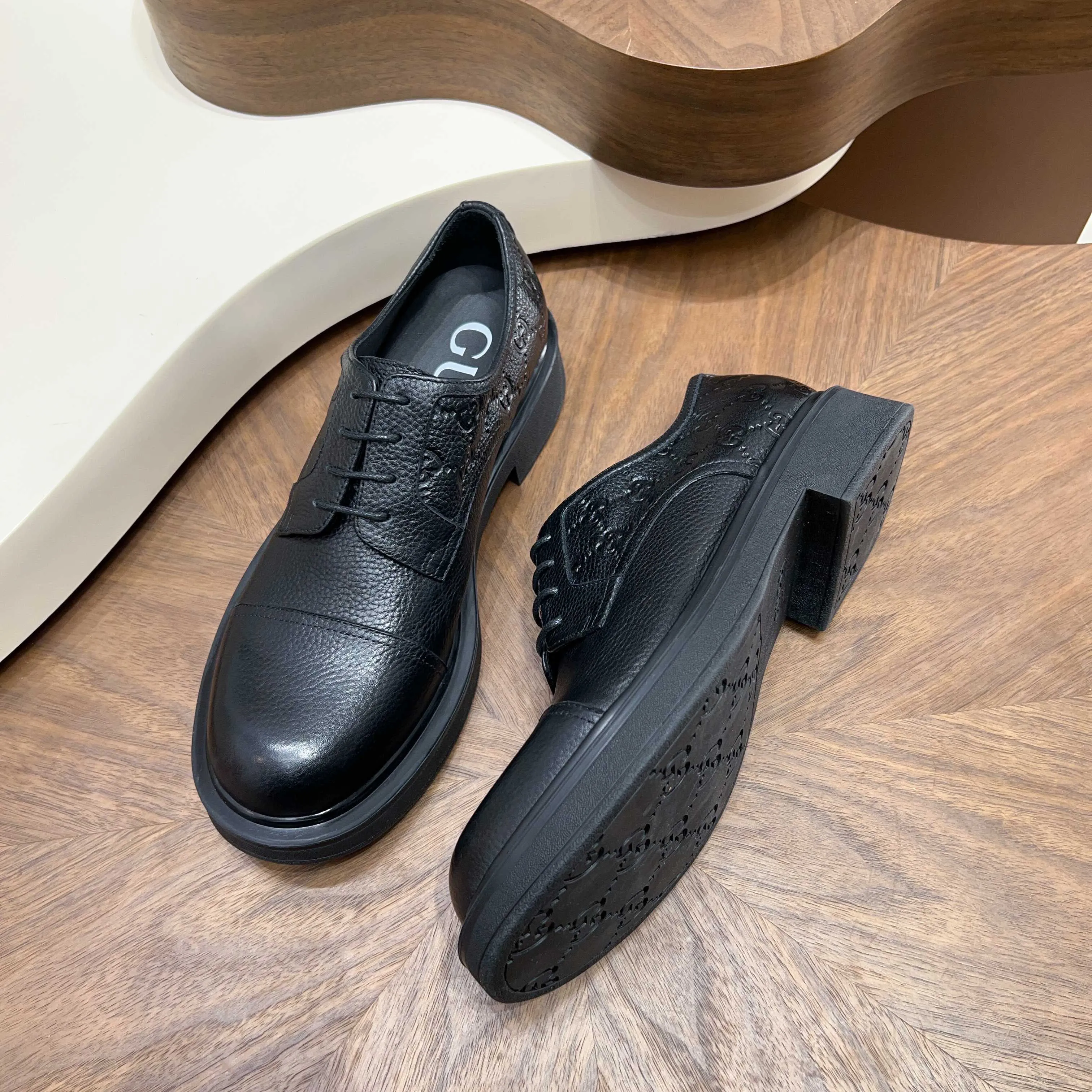 💰780 Gucci/Gucci new men’s lace-up shoes with GG details, matte cow leather derby shoes! The design of this men's lace-up shoe is rooted in the brand's heritage. Crafted from premium waxed cow leather, it is embellished with GG printed embossed suede leather details, a nod to Gucci's iconic monogram. The rubber sole decorated with GG pattern adds a touch of modern fashion to this design. Typical three-joint style design. European and American classic version, full calfskin lining. The overall upper texture is soft and the lining is comfortable and breathable. 2CM thickened soft rubber sole, easy to control. Versatile and stylish upper foot, multiple colors available to meet different matching needs, complete package! Size: 39-40-41-42-43-44 leather shoe size (38.45.46 can be customized)